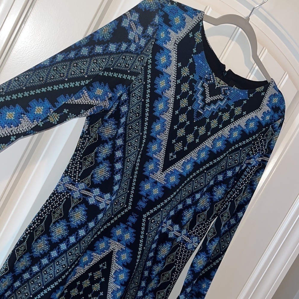 FLATTERING slimming 3/4 sleeve dress Karen Kane size L cross-stitch print - Picture 3 of 13